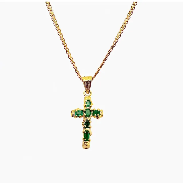 Cadena y crucifijo en oro 18k con esmeraldas