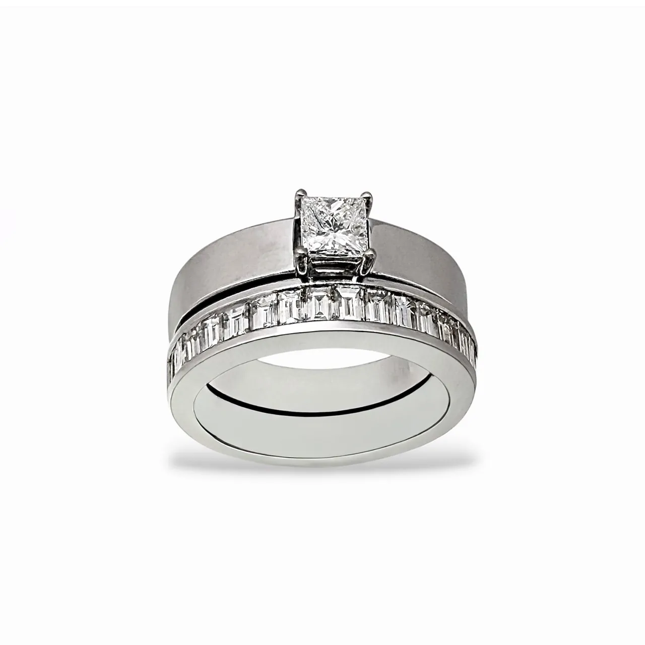 Anillo de compromiso en oro blanco con solitario talla princesa
